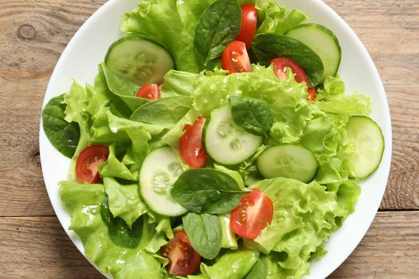 Köstlicher Salat Schüssel Auf Holztisch Draufsicht — Stockfoto