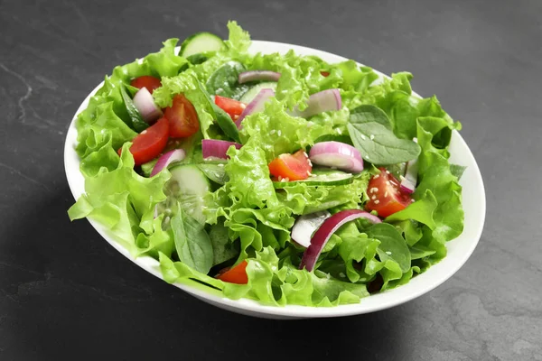 Köstlicher Salat Schüssel Auf Grauem Tisch Nahaufnahme — Stockfoto
