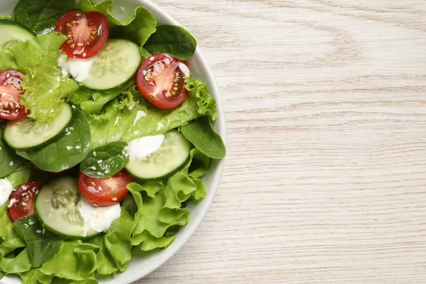 Köstlicher Salat Schüssel Auf Weißem Holztisch Draufsicht Raum Für Text — Stockfoto