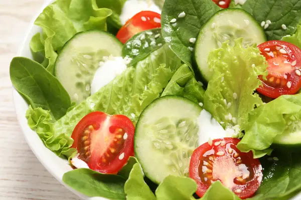 Deliciosa Salada Tigela Mesa Branca Close — Fotografia de Stock