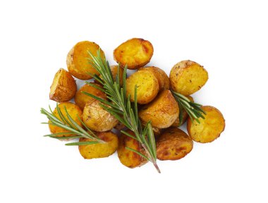 Lezzetli fırında patates ve beyaz arka planda aromalı biberiye.