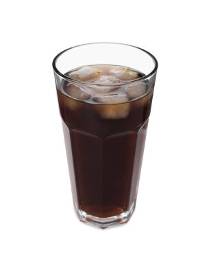 Beyaza izole edilmiş buzlu bir bardak ferahlatıcı soda.