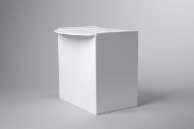 Açık gri arka planda bir oy sandığı. Seçim zamanı.