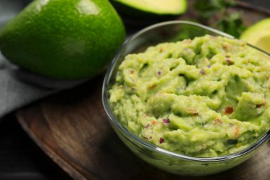 Lezzetli guacamole ve taze avokado ile cam kase, yakın plan. Metin için boşluk