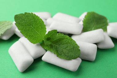 Lezzetli beyaz sakız ve nane yaprakları yeşil arka planda, yakın plan