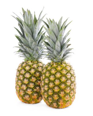 İki leziz olgun ananas beyaza izole edilmiş.