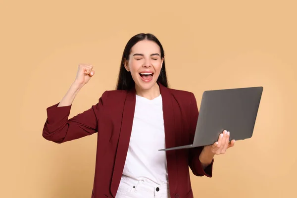 Χαρούμενη Γυναίκα Φορητό Υπολογιστή Μπεζ Φόντο — Φωτογραφία Αρχείου