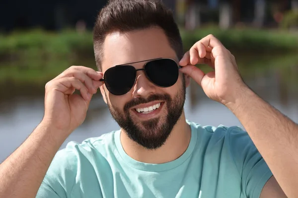 Hezký Usměvavý Muž Slunečních Brýlích Řeky — Stock fotografie