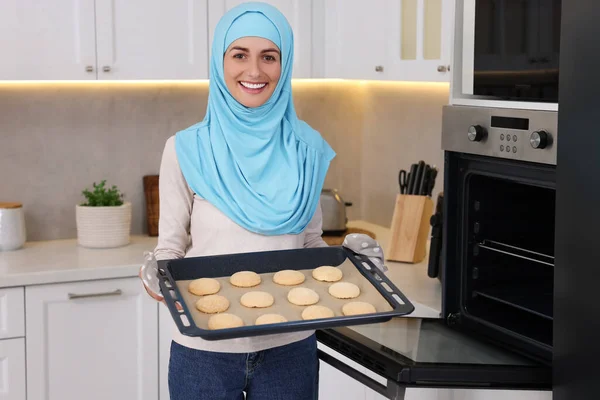 Bandeja Mujer Musulmana Con Galletas Cocina —  Fotos de Stock
