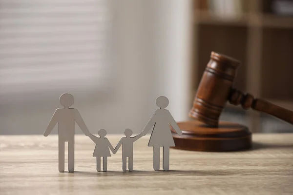 Derecho Familia Figura Padres Con Niños Mazo Sobre Mesa Madera —  Fotos de Stock