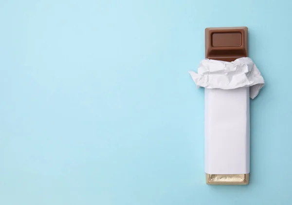 Sabrosa Barra Chocolate Paquete Sobre Fondo Azul Claro Vista Superior — Foto de Stock