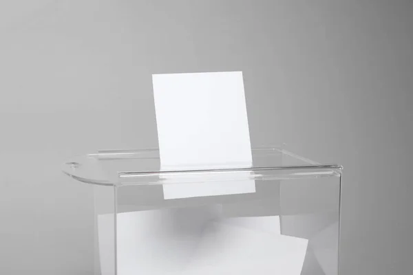 Stembus Met Stemmen Lichtgrijze Achtergrond Verkiezingstijd — Stockfoto