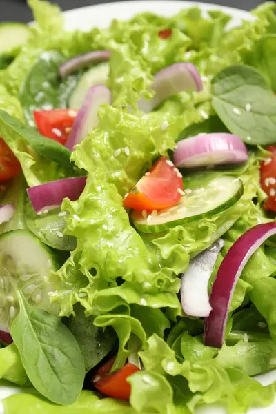 Salatalıklı Domatesli Leziz Salata Yakın Plan — Stok fotoğraf