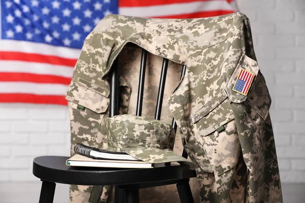 Καρέκλα Στολή Στρατιώτη Και Σημειωματάρια Κοντά Στη Σημαία Των Ηνωμένων — Φωτογραφία Αρχείου