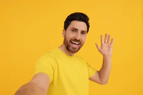Usmívající Muž Selfie Žlutém Pozadí — Stock fotografie