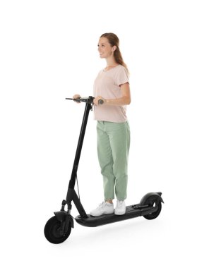 Beyaz arka planda modern elektrikli scooter kullanan mutlu kadın.