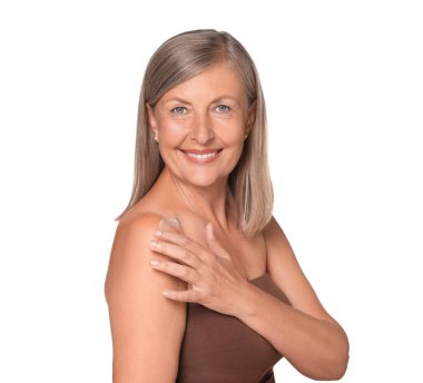 Güzel bir son sınıf öğrencisi, beyaz tenli omzuna güneş kremi sürüyor.