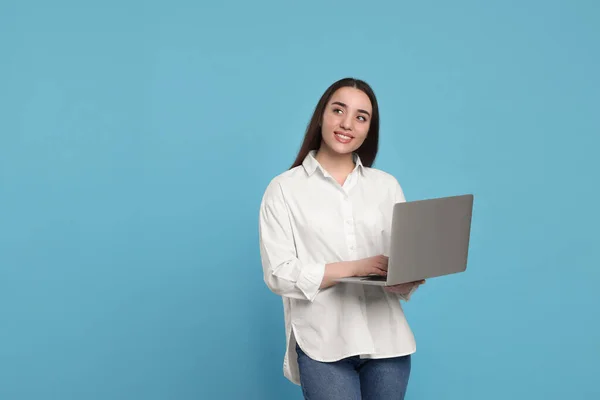 Χαμογελαστή Νεαρή Γυναίκα Φορητό Υπολογιστή Γαλάζιο Φόντο Χώρος Για Κείμενο — Φωτογραφία Αρχείου
