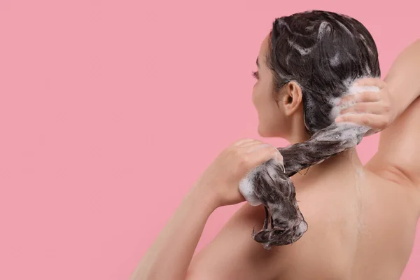 Žena Mytí Vlasů Růžovém Pozadí Pohled Zezadu Mezera Pro Text — Stock fotografie
