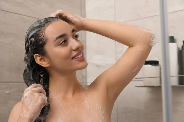 Piękna Szczęśliwa Kobieta Myjąca Włosy Szamponem Pod Prysznicem — Zdjęcie stockowe
