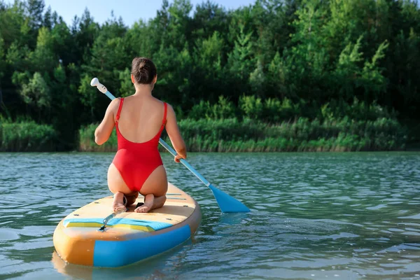 Mujer Paddle Boarding Sup Board Río Vista Trasera —  Fotos de Stock