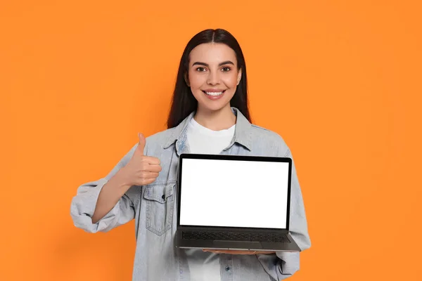 Boldog Laptop Mutatja Hüvelykujját Fel Narancssárga Háttér — Stock Fotó