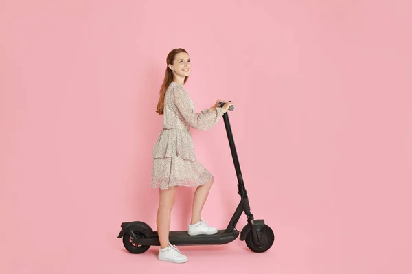 Щаслива Жінка Сучасним Електричним Скутером Рожевому Фоні — стокове фото