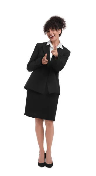 Schöne Emotionale Geschäftsfrau Zeigt Auf Etwas Anzug Auf Weißem Hintergrund lizenzfreie Stockfotos