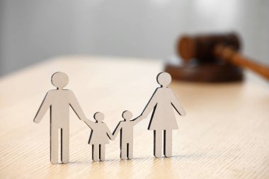 Aile hukuku. Çocuklu ebeveyn figürü ve tahta masa üzerinde tokmak, metin için alan