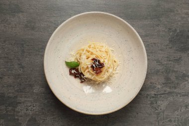 Lezzetli spagetti, güneşte kurutulmuş domates ve parmesan peyniri. Makarna yemeğinin enfes sunumu