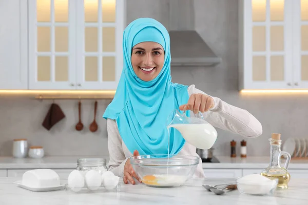 Mulher Muçulmana Fazendo Massa Mesa Branca Cozinha — Fotografia de Stock