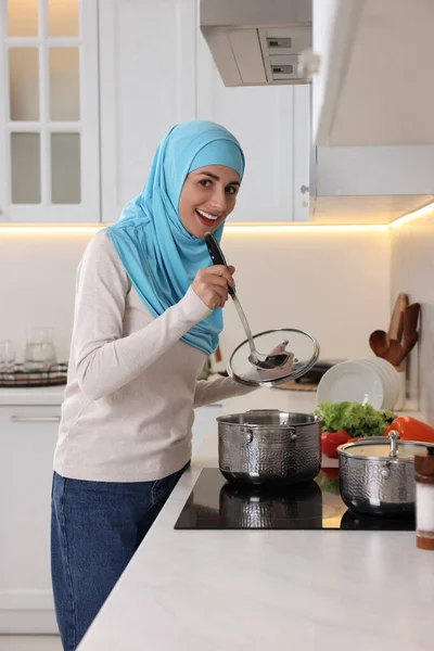 Muslimische Frau Kocht Gericht Topf Auf Kochplatte Drinnen — Stockfoto