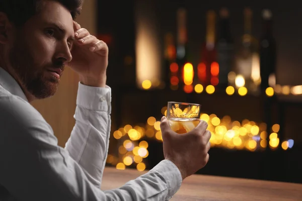 Uomo Con Bicchiere Whisky Bancone Del Bar Contro Luci Sfocate — Foto Stock