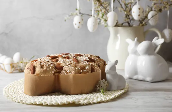 Lezzetli İtalyan Paskalya güvercini pastası (Colomba di Pasqua) ve beyaz ahşap masa üzerindeki şenlikli dekor