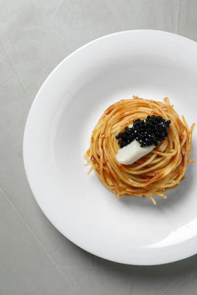 Lekkere Spaghetti Met Tomatensaus Zwarte Kaviaar Lichtgrijze Tafel Bovenaanzicht Exquise — Stockfoto
