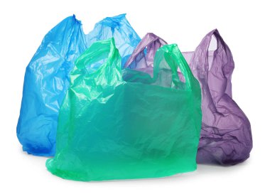 Beyaz arka planda birçok farklı plastik torbalar