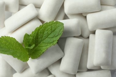 Lezzetli beyaz sakız ve nane yaprakları arka plan olarak, üst görünüm