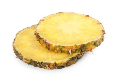 Lezzetli olgun ananas dilimleri beyaz üzerine izole edilmiş.