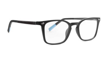 Siyah çerçeveli şık gözlükler beyaz üzerine izole edilmiş.