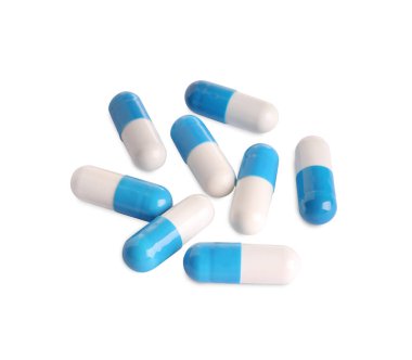 Beyaza izole edilmiş bir sürü hap. Tıbbi tedavi