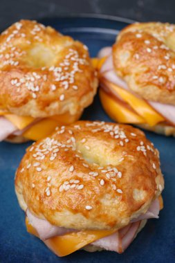 Jambonlu ve peynirli leziz simit, yakın plan.