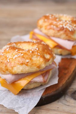 Jambonlu ve peynirli leziz simit, yakın plan.