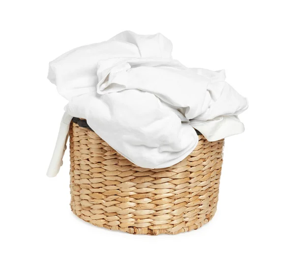 Weidenkorb Mit Sauberer Kleidung Isoliert Auf Weiß — Stockfoto