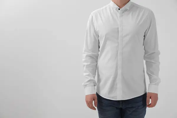 Man Draagt Klassiek Shirt Witte Achtergrond Close — Stockfoto