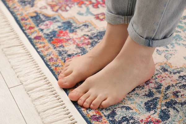 Woman Standing Carpet Pattern Closeup — Stock Photo, Image