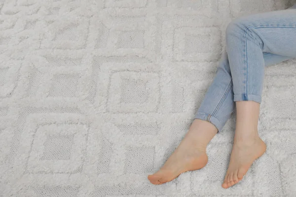 Woman Beige Carpet View Space Text — Stock Photo, Image