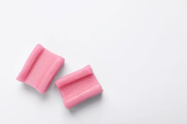 Chutné Růžové Žvýkačky Bílém Pozadí Ploché Ležely Mezera Pro Text — Stock fotografie