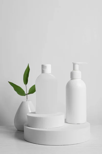 Flessen Van Cosmetische Producten Bladeren Witte Houten Tafel — Stockfoto