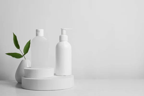 Flessen Cosmetische Producten Bladeren Witte Houten Tafel Ruimte Voor Tekst — Stockfoto