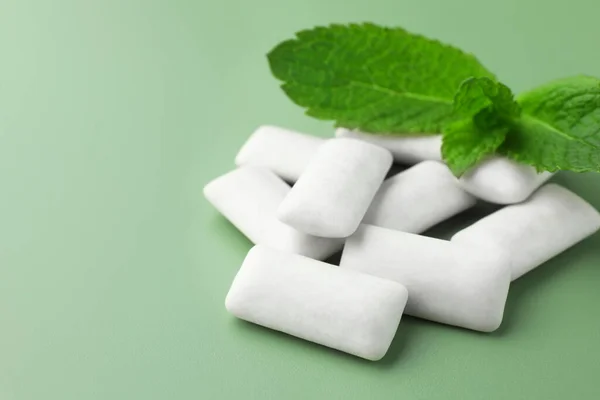 Tasty White Chewing Gums Mint Leaves Light Green Background Closeup — Stock Photo, Image